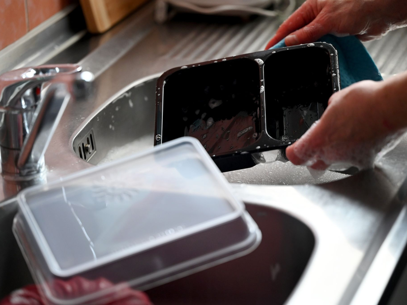 Seit Jahresbeginn gilt für die Gastronomie die Mehrweg-Angebotspflicht für Speisen zum Mitnehmen. - Foto: Harald Tittel/dpa