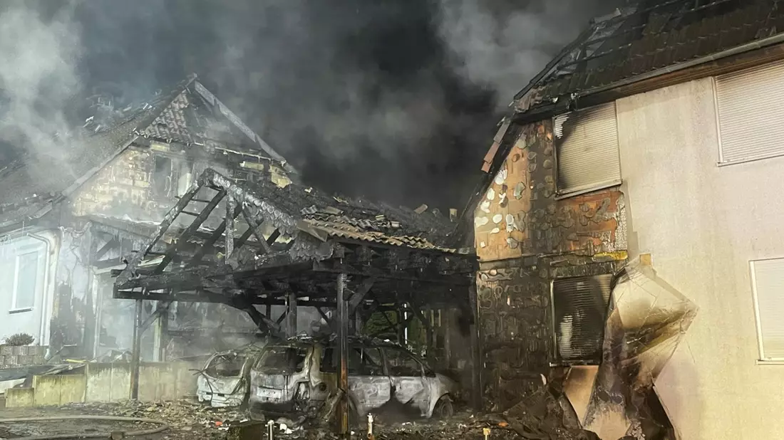 FW Wipperfürth: B2G-B3G | Brennt Carport am Gebäude - Bild: presseportal.de