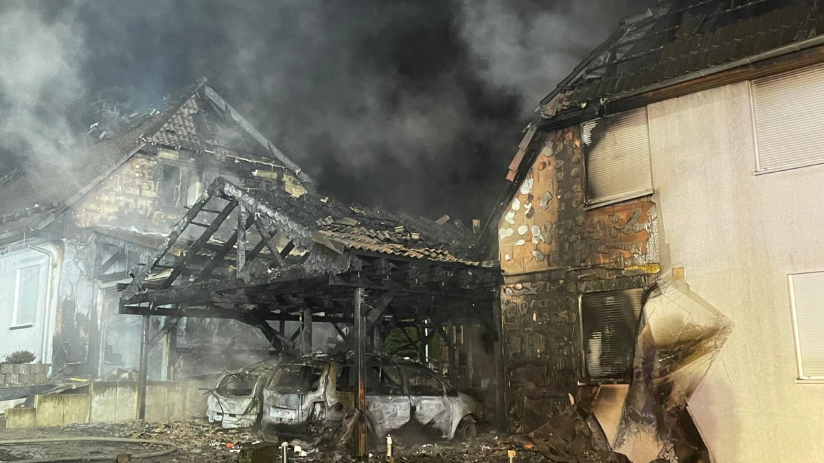 FW Wipperfürth: B2G-B3G | Brennt Carport am Gebäude - Foto: presseportal.de