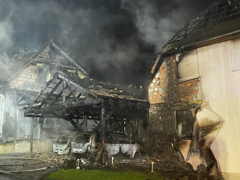 FW Wipperfürth: B2G-B3G | Brennt Carport am Gebäude - Foto: presseportal.de