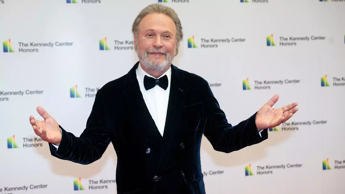 Billy Crystal kommt zum Kennedy Center Honors Gala Dinner. - Bild: Kevin Wolf/AP/dpa