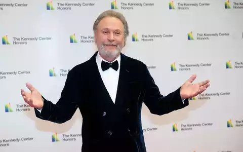 Billy Crystal kommt zum Kennedy Center Honors Gala Dinner. - Foto: Kevin Wolf/AP/dpa