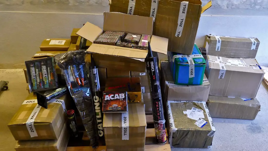 HZA-MD: Gefährliches Feuerwerk / Zoll kontrolliert Pakete und findet kiloweise illegale Pyrotechnik - Bild: presseportal.de