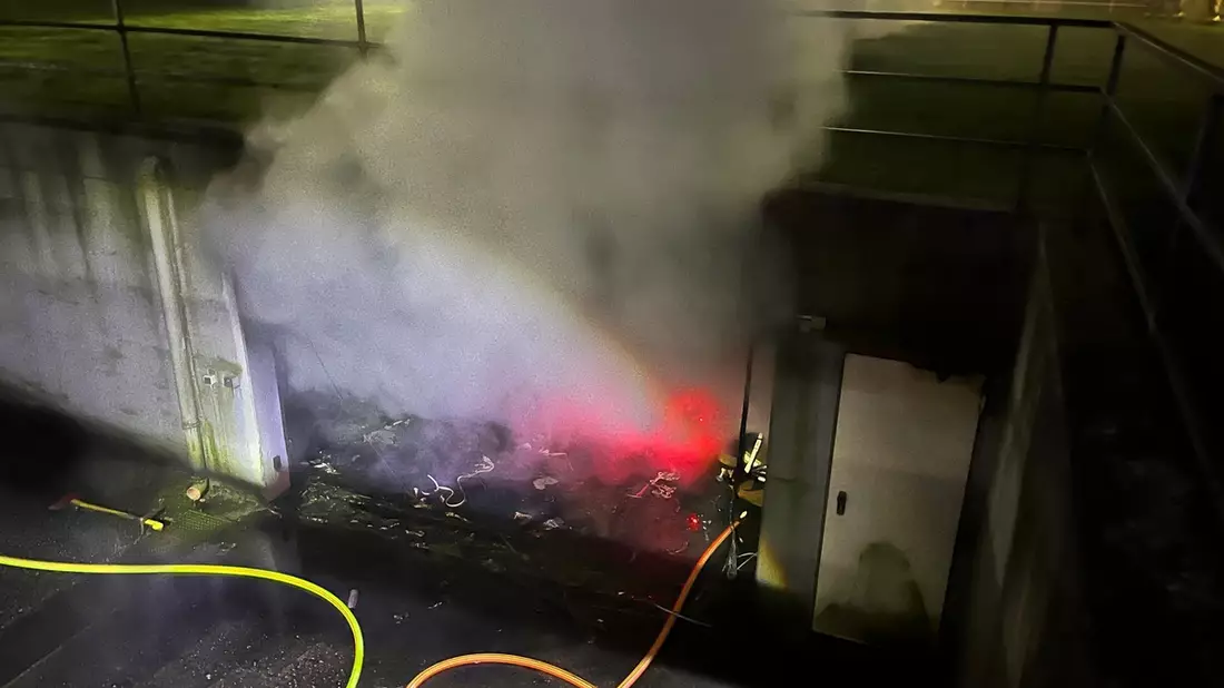 FW-HAAN: Brand einer Großgarage - Bild: presseportal.de