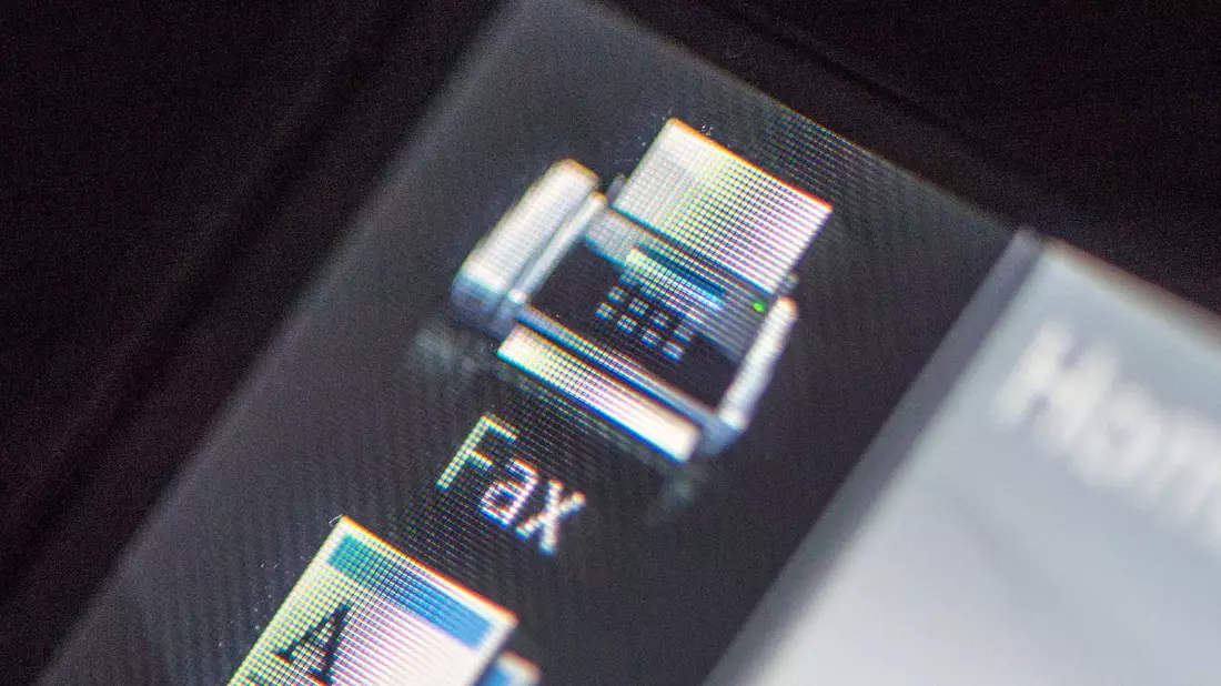 «Relikt aus einer anderen Zeit»: ein Faxgerät. - Bild: Armin Weigel/dpa/Symbolbild