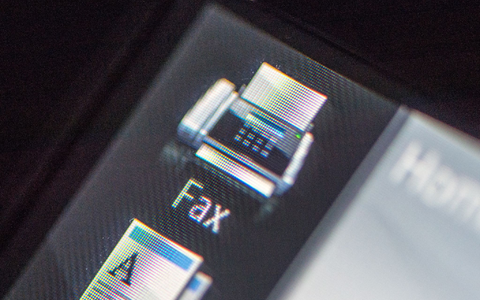 «Relikt aus einer anderen Zeit»: ein Faxgerät. - Foto: Armin Weigel/dpa/Symbolbild