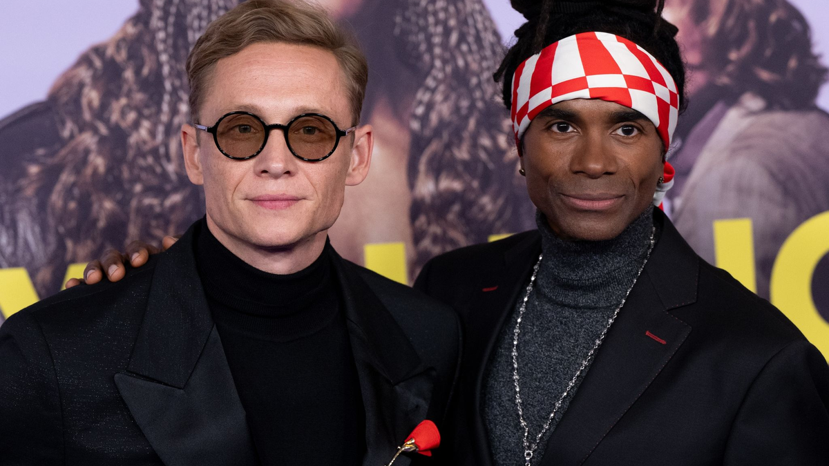 Matthias Schweighöfer (l) spielt  Produzenten von Milli Vanilli. Bei der Premiere steht er neben Fabrice Morvan, ehemaliges Mitglied von Milli Vanilli. - Foto: Sven Hoppe/dpa