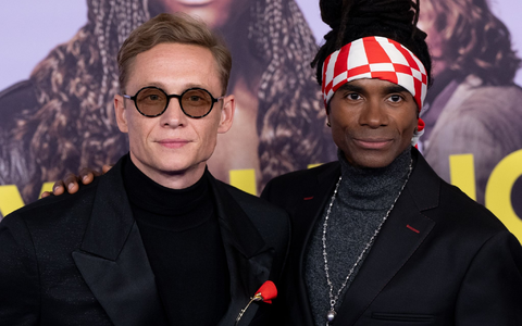 Matthias Schweighöfer (l) spielt  Produzenten von Milli Vanilli. Bei der Premiere steht er neben Fabrice Morvan, ehemaliges Mitglied von Milli Vanilli. - Foto: Sven Hoppe/dpa