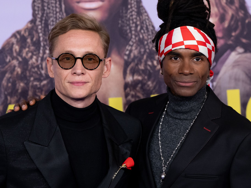 Matthias Schweighöfer (l) spielt  Produzenten von Milli Vanilli. Bei der Premiere steht er neben Fabrice Morvan, ehemaliges Mitglied von Milli Vanilli. - Foto: Sven Hoppe/dpa