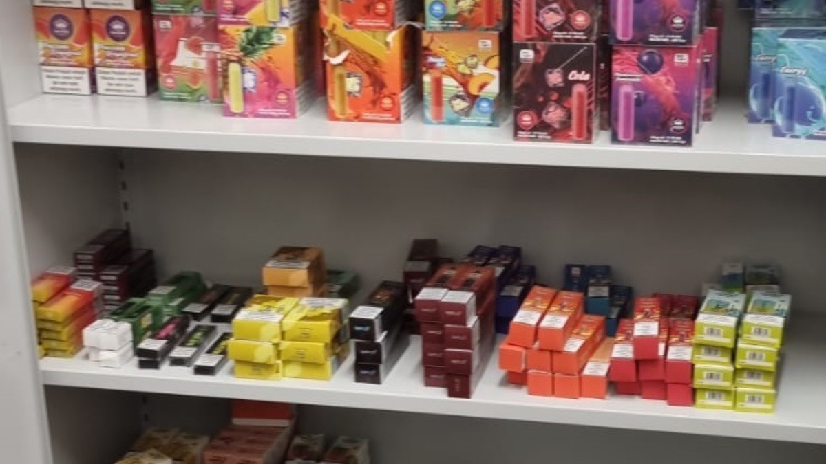 HZA-RO: Zoll kontrolliert Tabakgewerbe im Landkreis Berchtesgadener Land - unversteuerte Liquids für E-Zigaretten und Wasserpfeifentabak ohne Steuerzeichen sichergestellt - Foto: presseportal.de