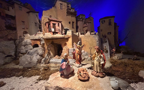 Eine Krippe im Franziskanerkloster der mittelitalienischen Gemeinde Greccio. - Foto: Christoph Sator/dpa