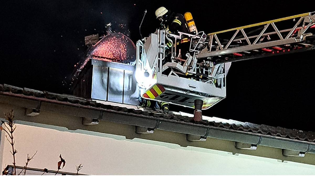 FW-M: Kaminbrand in Einfamilienhaus (Aubing) - Foto: presseportal.de