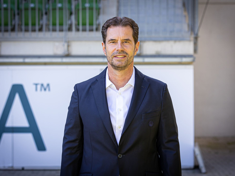 Wolfsburgs Sportdirektor Ralf Kellermann fordert mehr Spiele in großen Stadien in der Frauen-Bundesliga. - Foto: Moritz Frankenberg/dpa