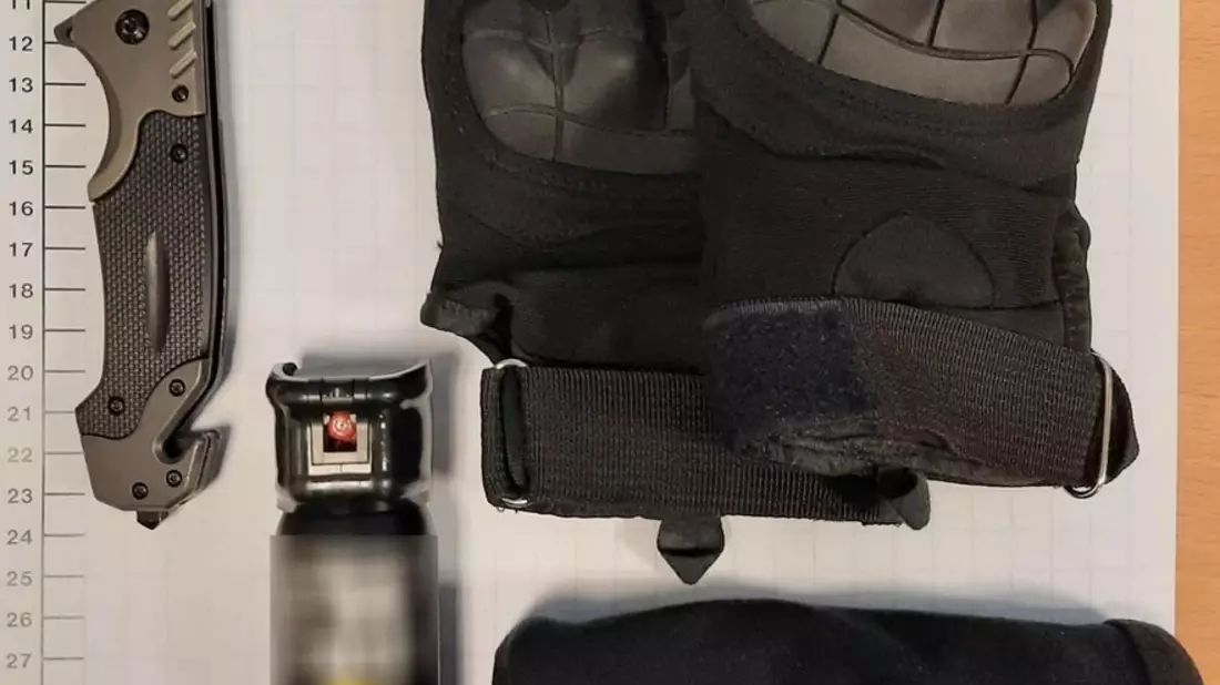 BPOL NRW: Bundespolizisten stellen Minderjährigen mit Waffe - Bild: presseportal.de