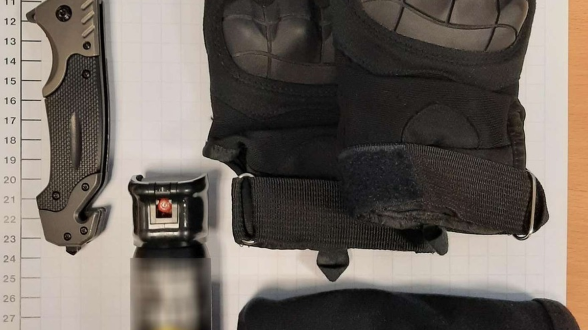 BPOL NRW: Bundespolizisten stellen Minderjährigen mit Waffe - Foto: presseportal.de