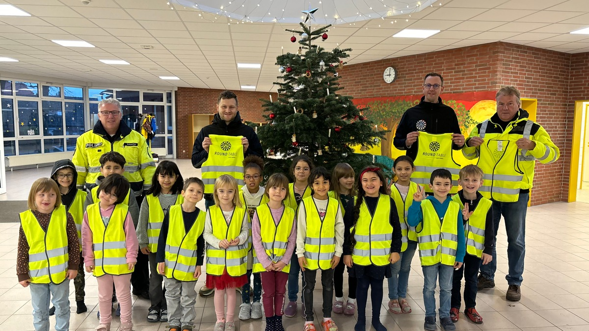 POL-WHV: Übergabe von Sicherheitswarnwesten für alle Erstklässlerinnen und Erstklässler im Bereich Varel - Foto: presseportal.de