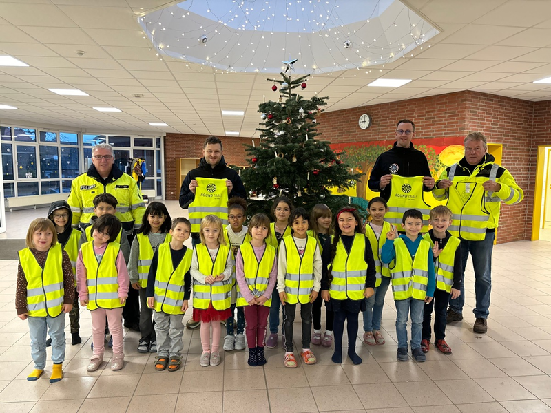 POL-WHV: Übergabe von Sicherheitswarnwesten für alle Erstklässlerinnen und Erstklässler im Bereich Varel - Foto: presseportal.de