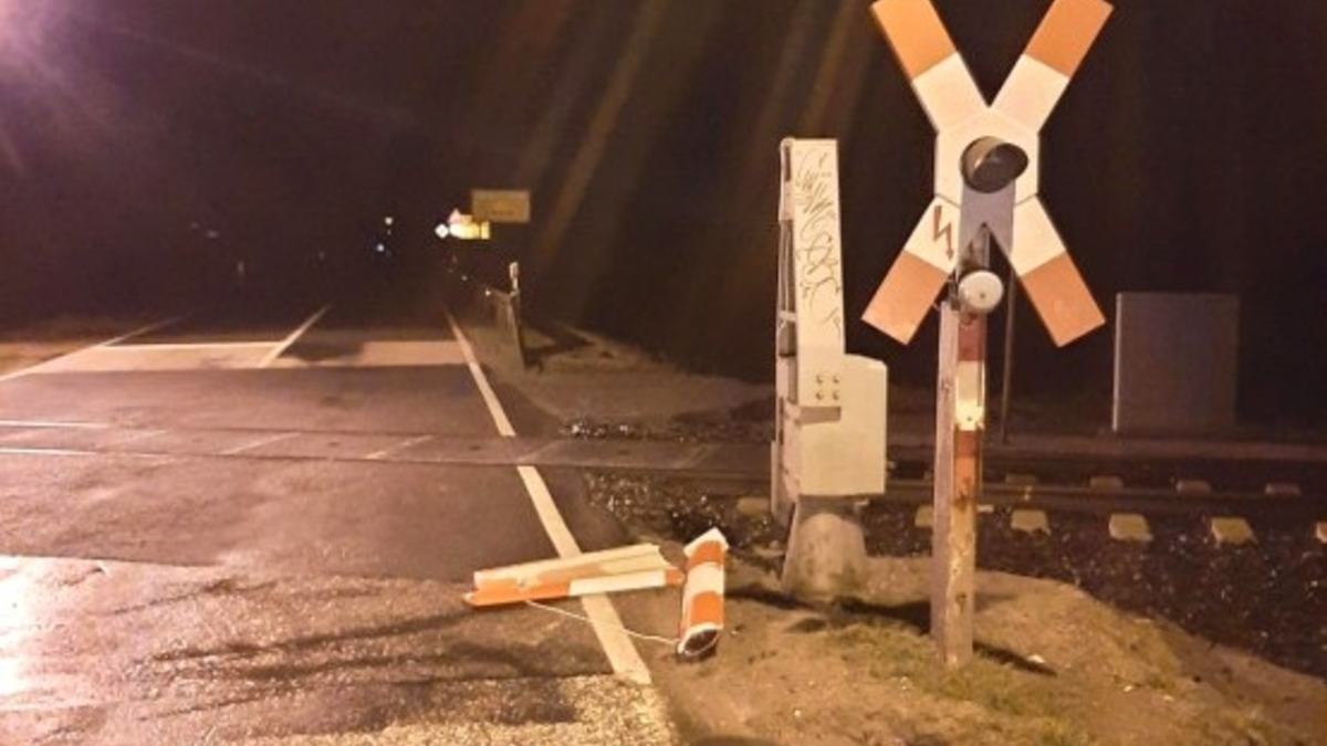 BPOL-HST: Schrankenbaum abgefahren - Zeugenaufruf - Foto: presseportal.de