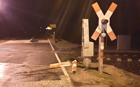 BPOL-HST: Schrankenbaum abgefahren - Zeugenaufruf - Foto: presseportal.de