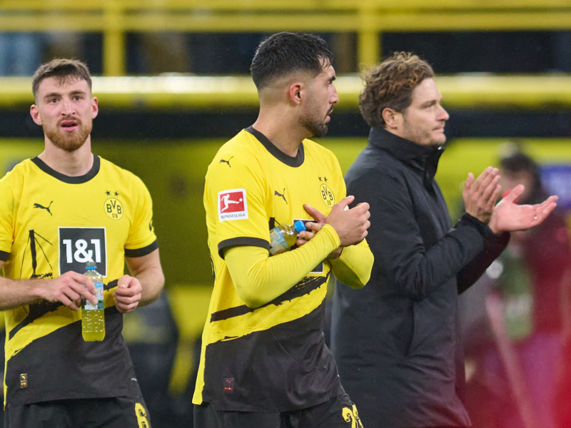 Dortmunds Salih Özcan, Trainer Edin Terzic und Emre Can (l-r) nach einem Spiel. - Foto: Bernd Thissen/dpa
