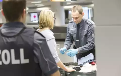 HZA-DO: Vier Aufgriffe an einem Tag / Zoll verhindert Einfuhr von verschreibungspflichtigen Medikamenten - Foto: presseportal.de