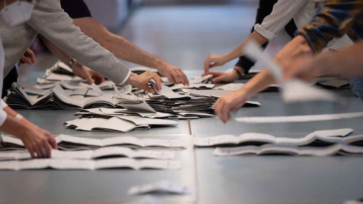 Das Bundesverfassungsgericht in Karlsruhe hat entschieden, dass die Bundestagswahl in Berlin wegen zahlreicher Pannen in einigen Wahlbezirken wiederholt werden muss. - Foto: Sebastian Gollnow/dpa