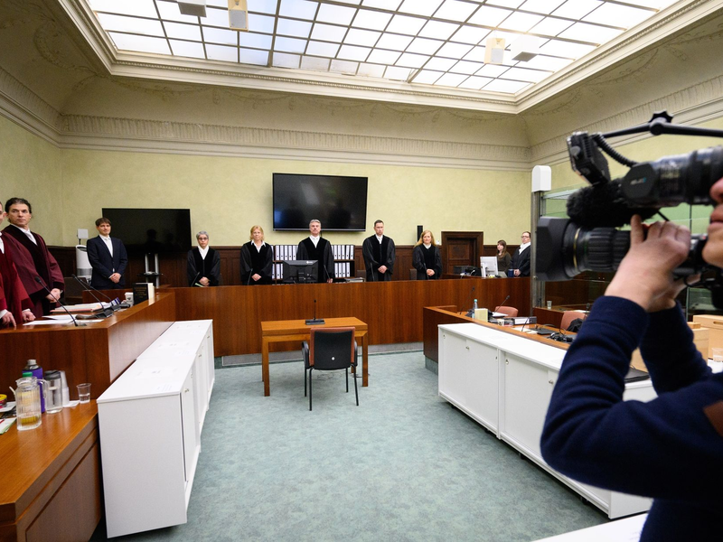 Die Vertreter der Anklage, der Vorsitzende Richter und andere Richter und Gerichtsmitarbeiter am Kammergericht Berlin. - Foto: Bernd von Jutrczenka/dpa