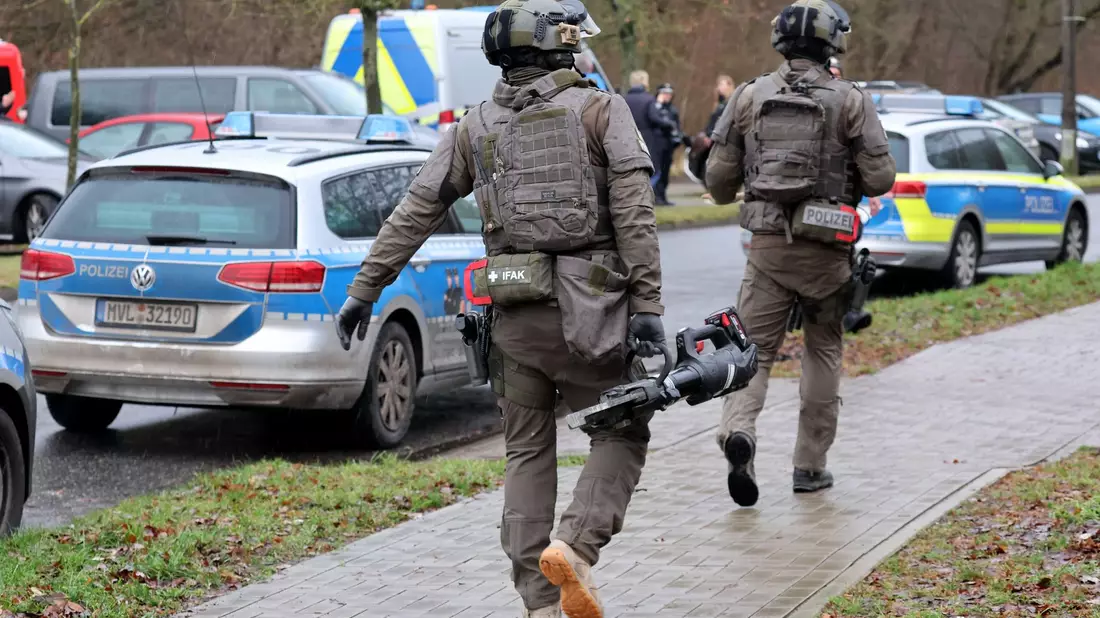 Spezialkräfte der Polizei waren am Morgen mit Rammbock und Kettensäge angerückt. - Bild: Bernd Wüstneck/dpa
