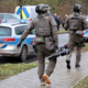 Spezialkräfte der Polizei waren am Morgen mit Rammbock und Kettensäge angerückt. - Foto: Bernd Wüstneck/dpa