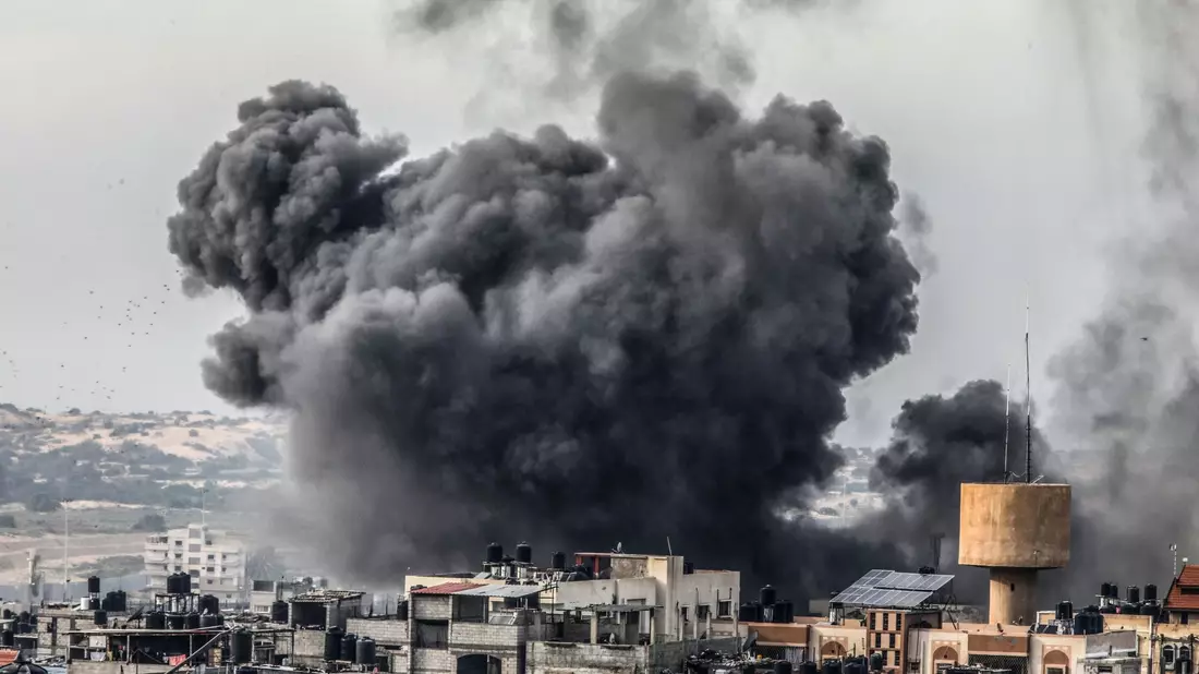 Rauch steigt nach einem israelischen Luftangriff in Rafah auf. - Bild: Abed Rahim Khatib/dpa