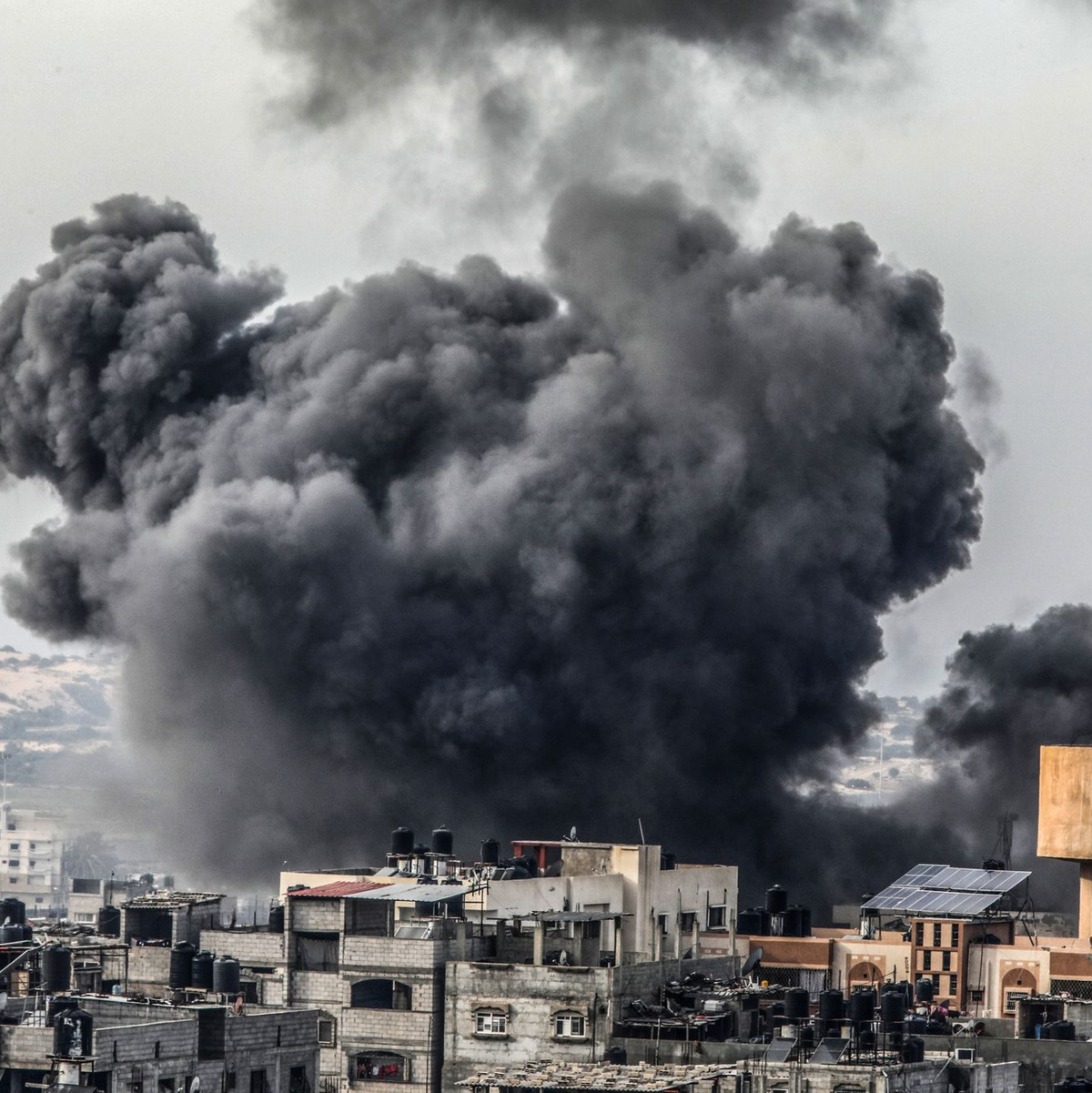 Rauch steigt nach einem israelischen Luftangriff in Rafah auf. - Foto: Abed Rahim Khatib/dpa