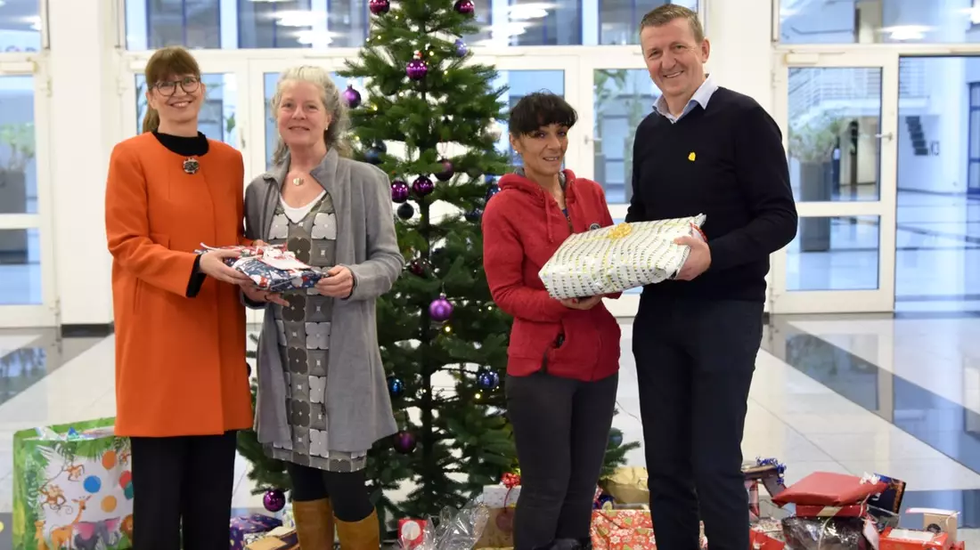 Gemeinsam zu Weihnachten anderen eine Freude bereiten - Bild: presseportal.de