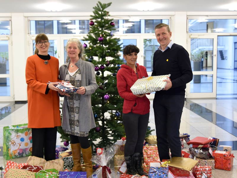 Gemeinsam zu Weihnachten anderen eine Freude bereiten - Foto: presseportal.de