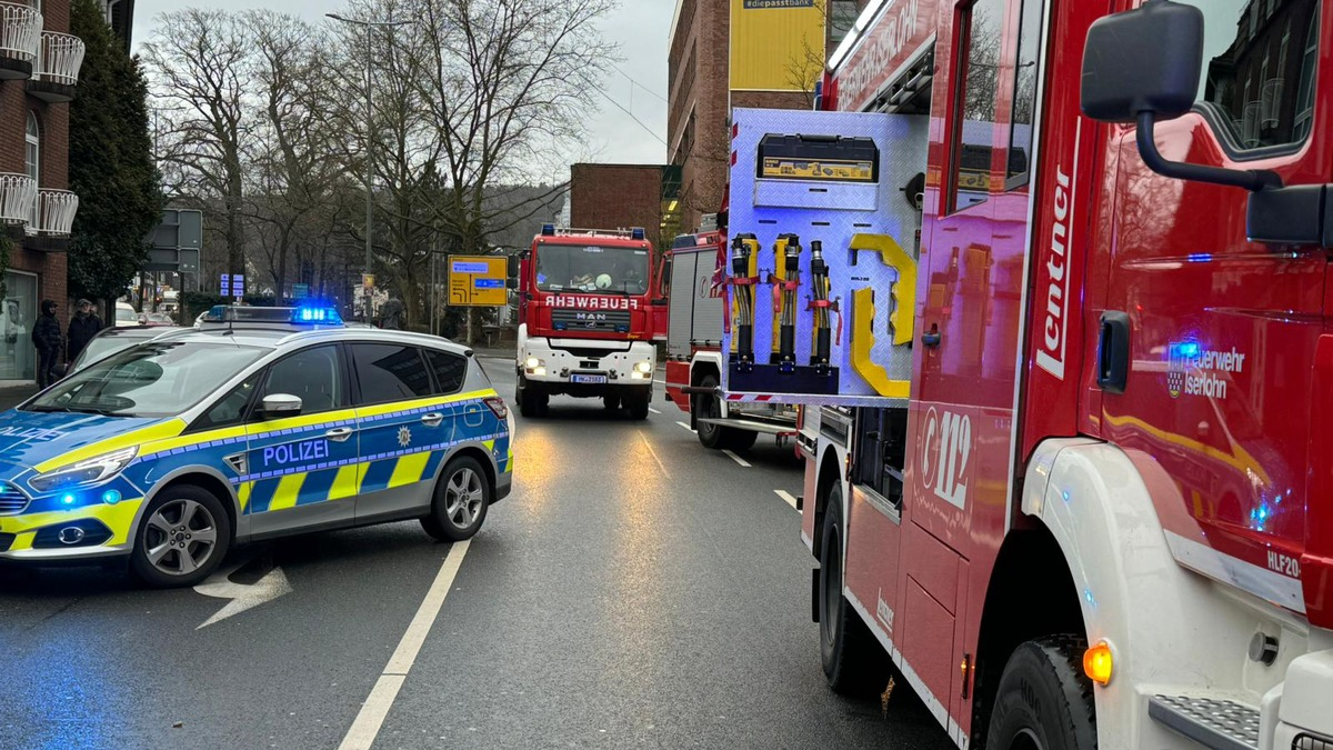 FW-MK: PKW klemmt zwischen Pfeiler und Mauer - Foto: presseportal.de
