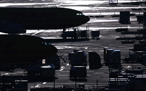 Laut dem Airline-Verband Barig leidet der Luftverkehrsstandort Deutschland schon heute unter extrem hohen Gebühren an den Flughäfen und im Luftraum. - Foto: David Young/dpa