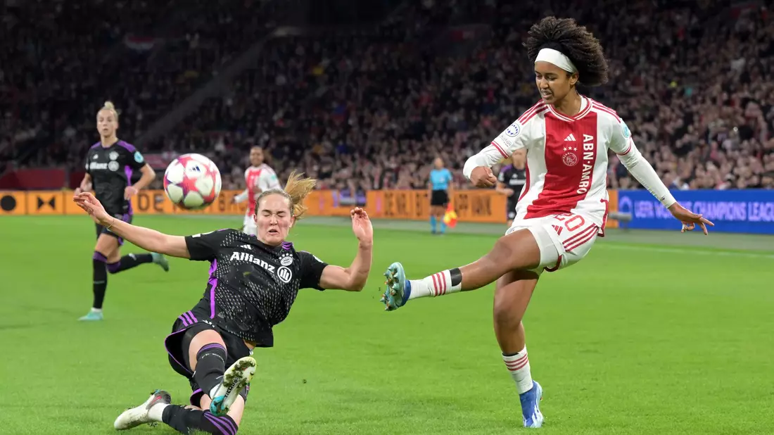 Bayern-Spielerin Sydney Lohmann (l) im Zweikampf mit Lily Yohannes. - Bild: Gerrit Van Keulen/ANP/dpa