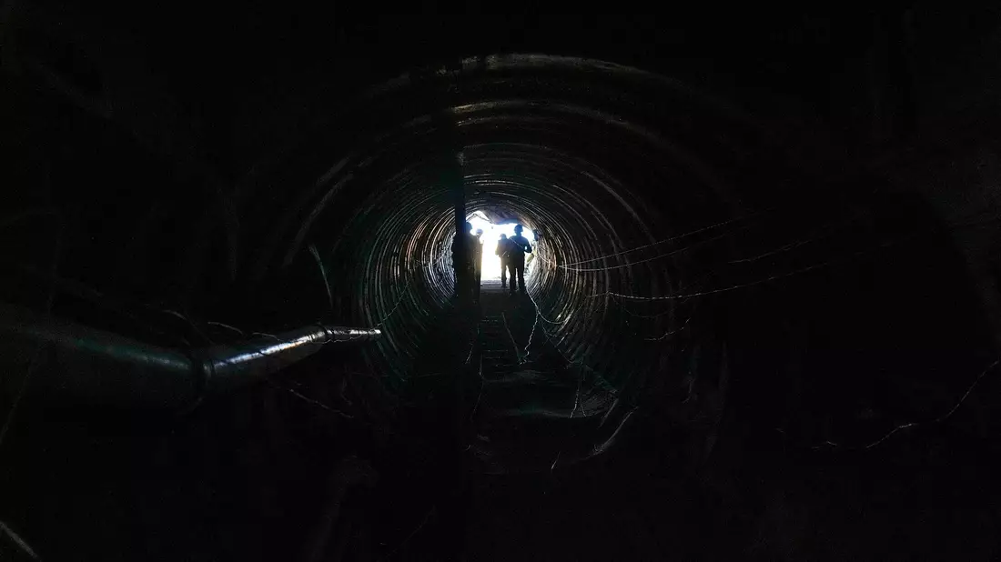 Israelische Soldaten durchsuchen einen Tunnel im Gazastreifen. - Bild: Ariel Schalit/AP/dpa