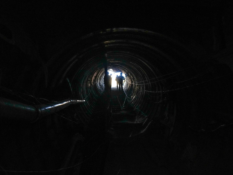 Israelische Soldaten durchsuchen einen Tunnel im Gazastreifen. - Foto: Ariel Schalit/AP/dpa