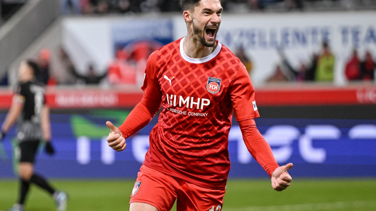 Tim Kleindienst drehte mit seiner Mannschaft spät das Spiel. - Foto: Harry Langer/dpa