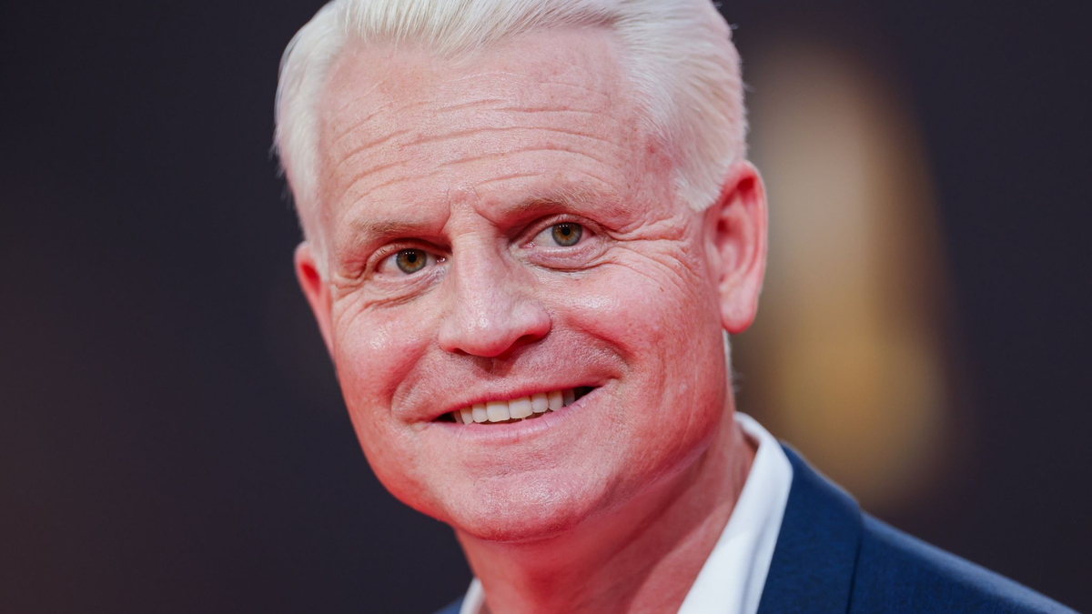 Moderator Guido Cantz schickt an Heiligabend einen Gruß aus der Küche vorweg und geht dann bereits zur Bescherung über. - Foto: Rolf Vennenbernd/dpa