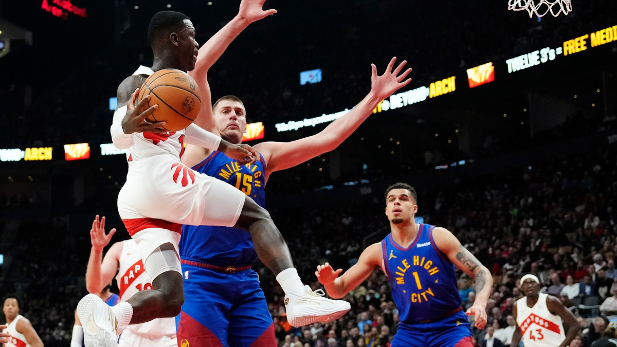 Dennis Schröder (17) von den Toronto Raptors versucht an Nikola Jokic (15) und Michael Porter Jr. (1) von den Denver Nuggets vorbeizukommen. - Foto: Frank Gunn/The Canadian Press via AP/dpa