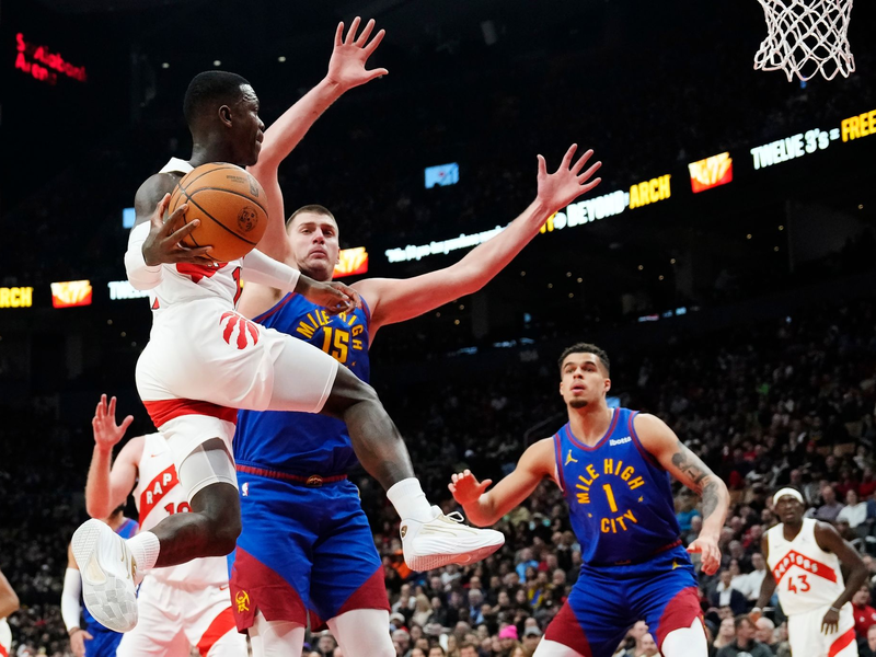 Dennis Schröder (17) von den Toronto Raptors versucht an Nikola Jokic (15) und Michael Porter Jr. (1) von den Denver Nuggets vorbeizukommen. - Foto: Frank Gunn/The Canadian Press via AP/dpa
