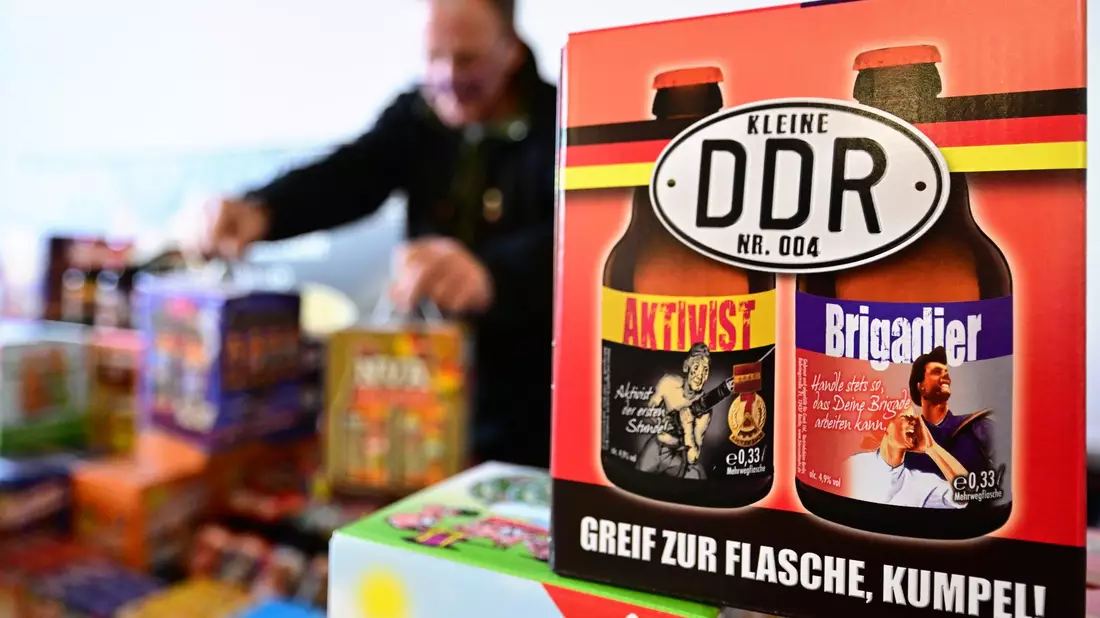 Biere in nostalgischen Verpackungen auf der «Ostpro Erfurt 2023». - Bild: Martin Schutt/dpa