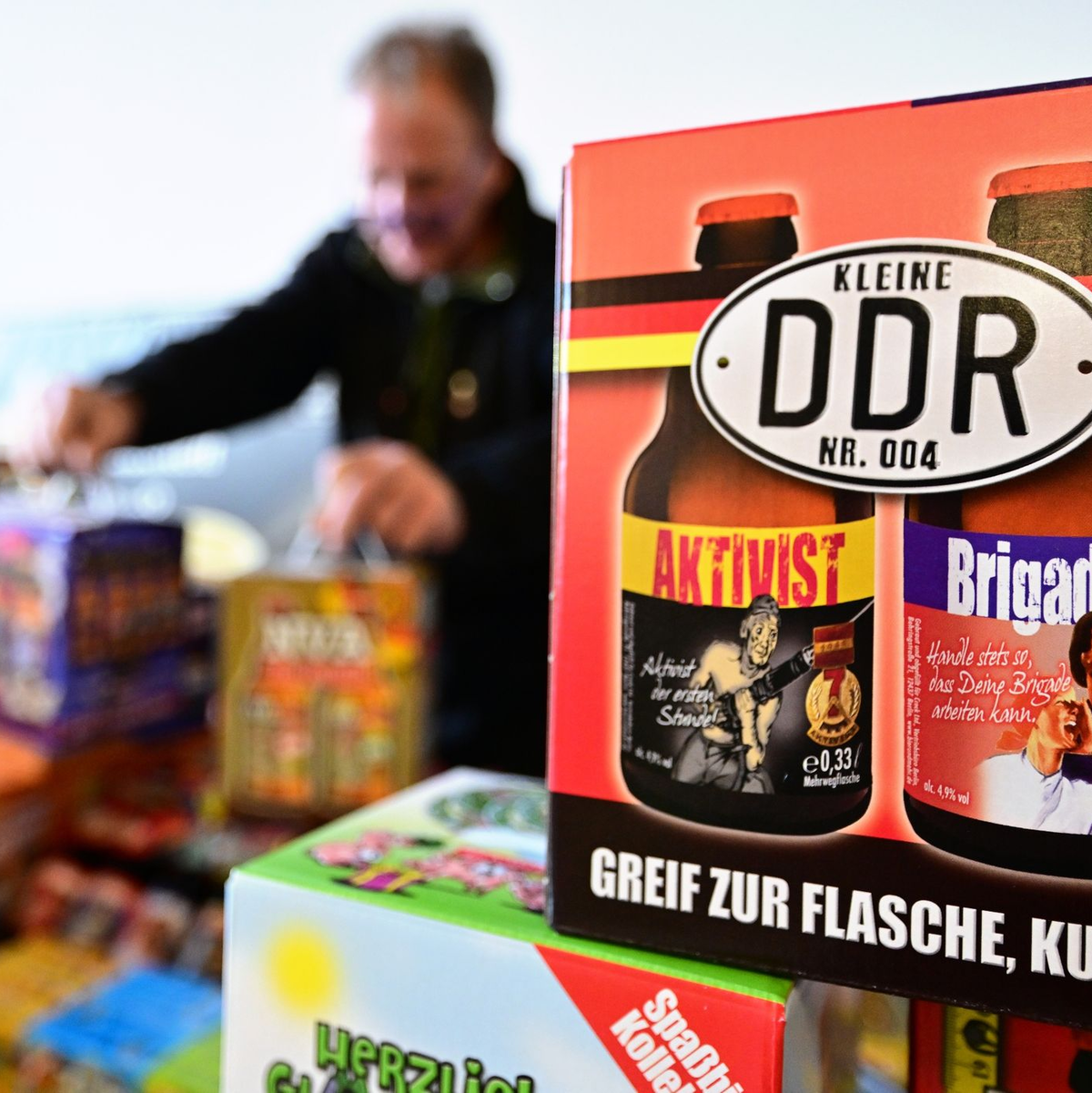 Biere in nostalgischen Verpackungen auf der «Ostpro Erfurt 2023». - Foto: Martin Schutt/dpa