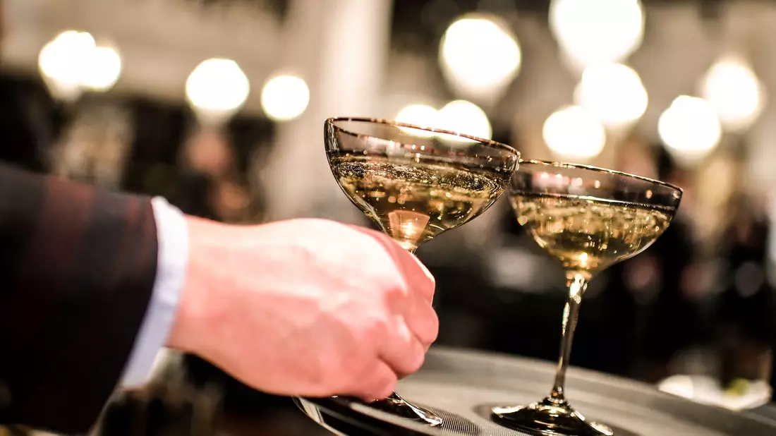 Zu Weihnachten und zum Jahreswechsel tischen die Menschen in Frankreich gerne richtig gut auf - in diesem Jahr aber sparen sie bei Champagner, Räucherlachs und Gänseleberpastete. - Bild: Britta Pedersen/dpa