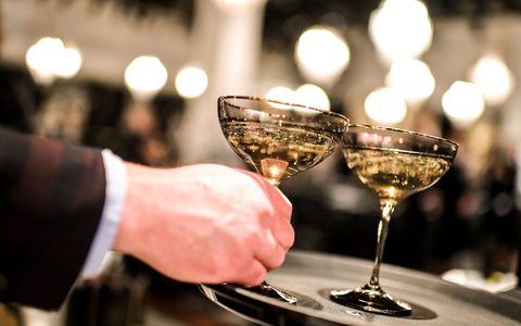 Zu Weihnachten und zum Jahreswechsel tischen die Menschen in Frankreich gerne richtig gut auf - in diesem Jahr aber sparen sie bei Champagner, Räucherlachs und Gänseleberpastete. - Foto: Britta Pedersen/dpa