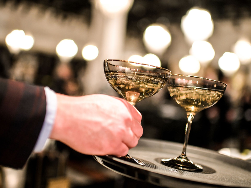 Zu Weihnachten und zum Jahreswechsel tischen die Menschen in Frankreich gerne richtig gut auf - in diesem Jahr aber sparen sie bei Champagner, Räucherlachs und Gänseleberpastete. - Foto: Britta Pedersen/dpa