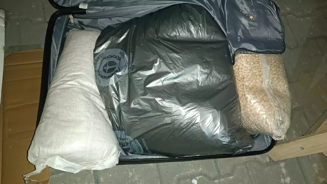 ZOLL-E: Staatsanwaltschaft Aachen und Zollfahndung Essen bislang größte Captagon Sicherstellung in Deutschland / 461 kg Captagon Tabletten im Wert von 64,5 Millionen USD sichergestellt / 4 Personen in Haft - Bild: presseportal.de