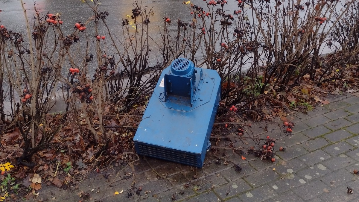 POL-ROW: ++ Senioren im Fokus von Betrügern ++ Autofahrer rutscht vom Pedal - VW landet am Straßenbaum ++ Polizei fragt: Wem gehört die Arbeitsmaschine, die vom Anhänger fiel? ++ - Foto: presseportal.de