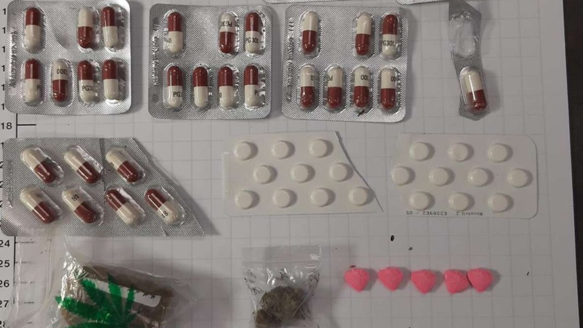 BPOL NRW: Drogen im Weihnachtsbaum - Bundespolizei nimmt 28-Jährigen fest - Foto: presseportal.de